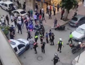 Kaza sonrası ortalık savaş alanına döndü, öfkelerini araçtan çıkardılar
