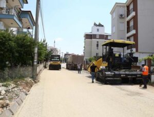 Döşemealtı’nda altyapıları tamamlanan cadde ve sokaklara sıcak asfalt