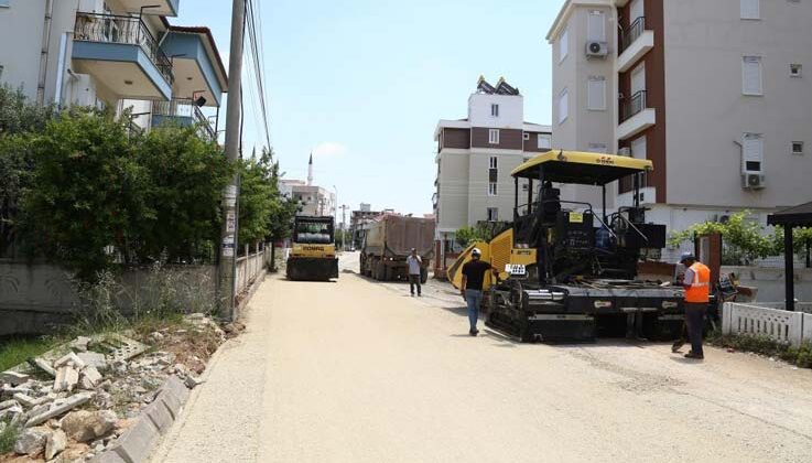 Döşemealtı’nda altyapıları tamamlanan cadde ve sokaklara sıcak asfalt