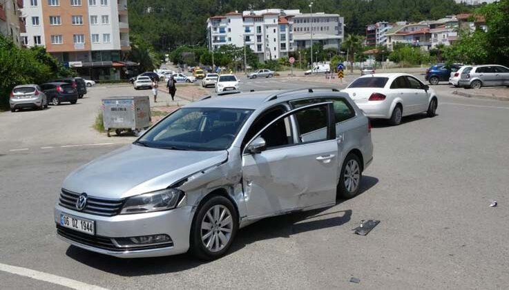 Hafif ticari araçla otomobil çarpıştı: 1 yaralı