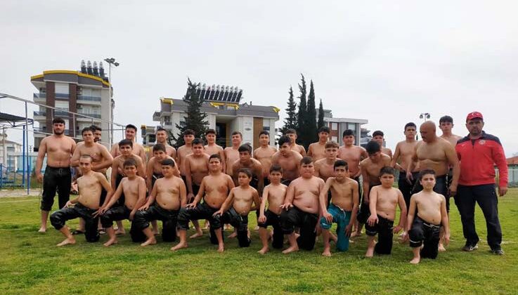 Döşemealtı’nın madalya avcıları hem yağlı hem de minder güreşlerinde başarıdan başarıya koşuyor