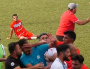 Amatör maçta saha bir anda karıştı, kavgayı ayıran yönetici başından yaralandı