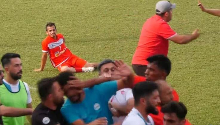 Amatör maçta saha bir anda karıştı, kavgayı ayıran yönetici başından yaralandı