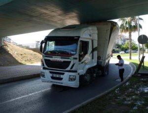 Yüksekliği hesap edemeyen tır sürücüsü alt geçitte sıkıştı