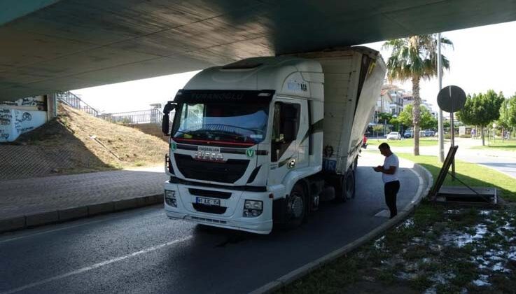 Yüksekliği hesap edemeyen tır sürücüsü alt geçitte sıkıştı