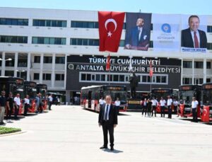 Başkan Böcek: “Ulaşım sektörü ile ilgili tüm otobüslerin Büyükşehir Belediyesine ait olması gerekiyor”