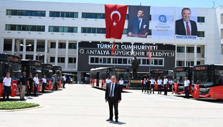 Başkan Böcek: “Ulaşım sektörü ile ilgili tüm otobüslerin Büyükşehir Belediyesine ait olması gerekiyor”