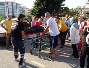 Sürücü adayının fren yerine gaza bastığı otomobil duvara çarparak durabildi