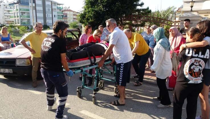 Sürücü adayının fren yerine gaza bastığı otomobil duvara çarparak durabildi