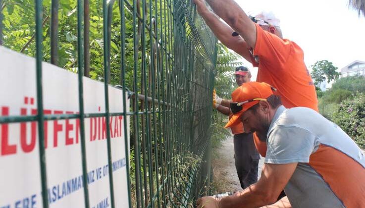 Antalya’da havlularla dans edip plaj şemsiyelerini denize atan şahıs için tel örgüler iki katına çıkartıldı