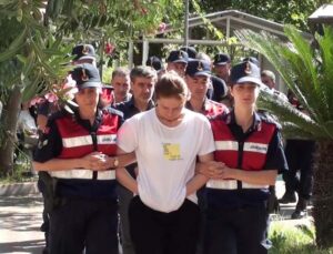 Ukraynalı kadın tefecinin elindeki kelepçeyi gizleme çabası