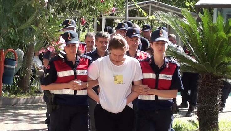 Ukraynalı kadın tefecinin elindeki kelepçeyi gizleme çabası
