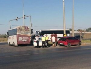 Tur midibüsü ile otomobilin kazası ucuz atlatıldı