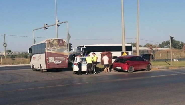 Tur midibüsü ile otomobilin kazası ucuz atlatıldı