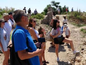 Side’ye gelen turist kafilelerinden tarihi eserlerin restorasyonuna ilgi
