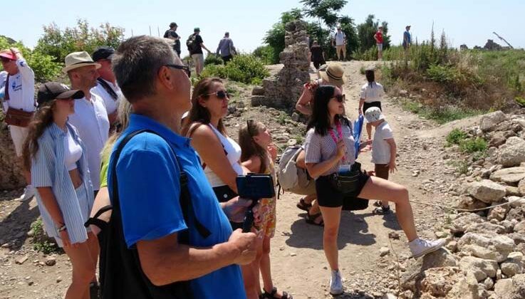 Side’ye gelen turist kafilelerinden tarihi eserlerin restorasyonuna ilgi