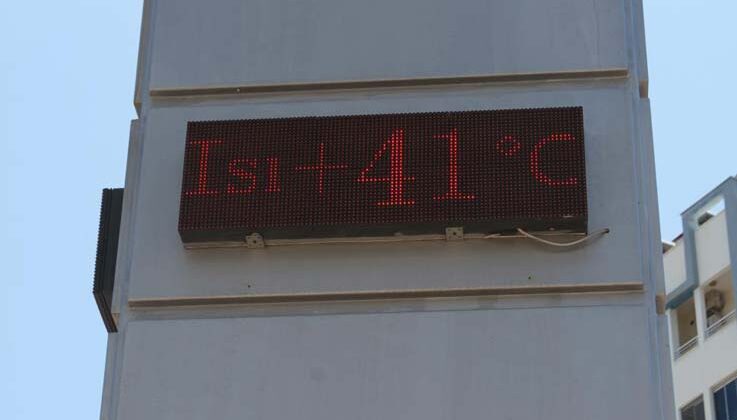 Antalya’da termometreler 41 dereceyi gördü, sıcaktan bunalan deniz koştu