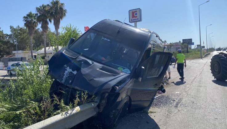 Antalya’da dehşete düşüren kaza: Minibüsün içinden bariyer geçti