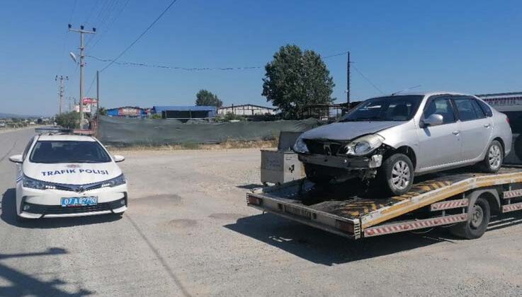 Kontrolden çıkan otomobil bariyerlere çarpıp karşı şeride geçti