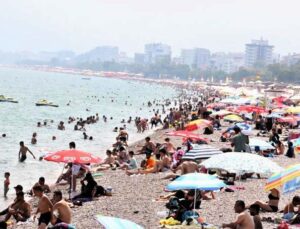 Dünyaca ünlü sahil tatilci akınına uğradı, kalabalığın arasında kalan Hintli kız “Kendimi Hindistan’da gibi hissediyorum” dedi