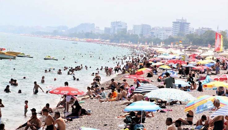 Dünyaca ünlü sahil tatilci akınına uğradı, kalabalığın arasında kalan Hintli kız “Kendimi Hindistan’da gibi hissediyorum” dedi