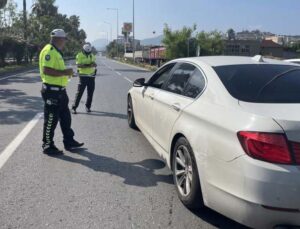 Denetim yapan ekiplerden sürücülere çikolata ve kolonya ikramı