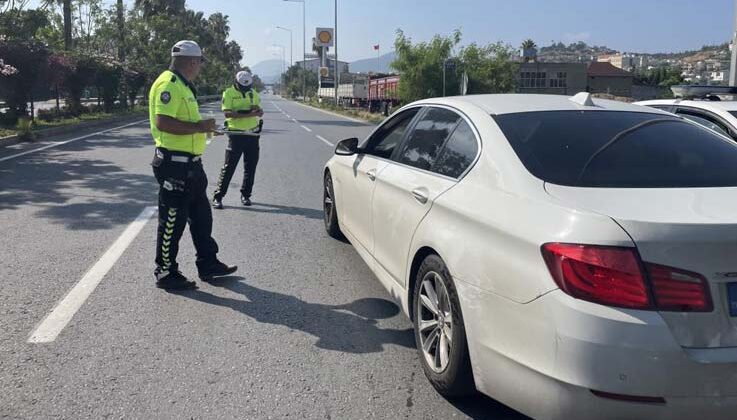 Denetim yapan ekiplerden sürücülere çikolata ve kolonya ikramı