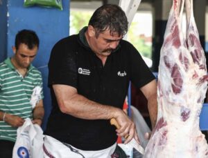 Büyükşehir 3 farklı noktada ücretsiz kurban kesim hizmeti verdi