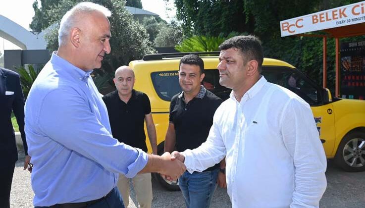 Bakan Ersoy, turizm bölgesi Belek’te taksici esnafıyla bayramlaştı