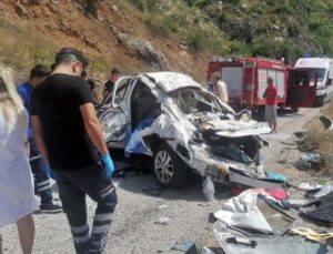 Antalya’da feci kaza: 2 ölü, 1’i ağır 3 yaralı