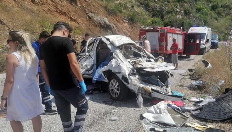 Antalya’da feci kaza: 2 ölü, 1’i ağır 3 yaralı