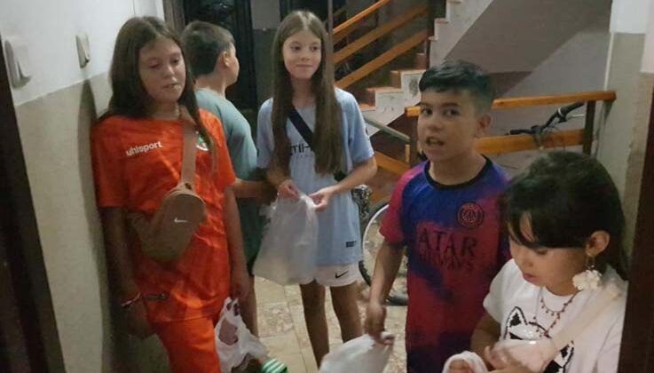 Alanya’ya tatile gelen turist çocuklar Türk çocuklarla birlikte şeker topladı