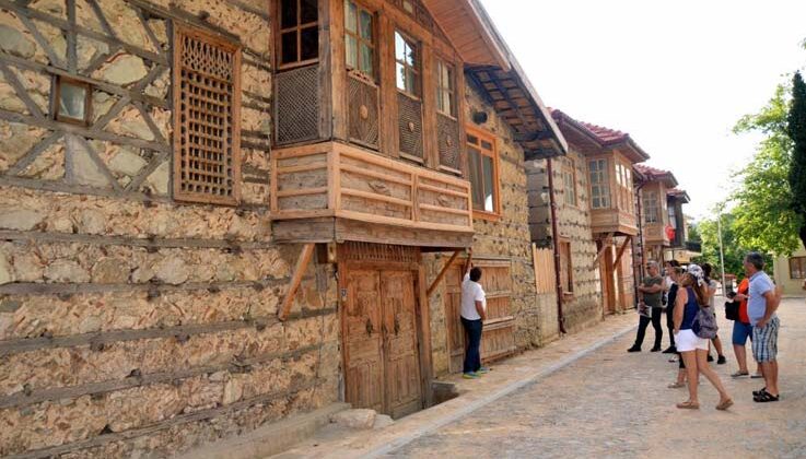 Antalya’nın düğmeli evlerinde yılda 8 bin kişi konaklıyor