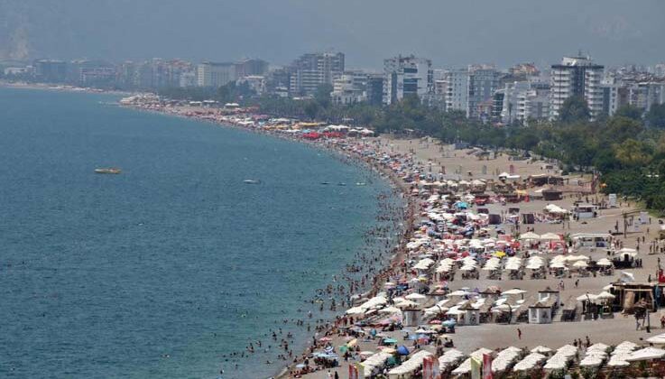 Antalya’da 300 bin kişilik bayram hareketi sahillere yansıdı, yoğunluk ikiye katlandı