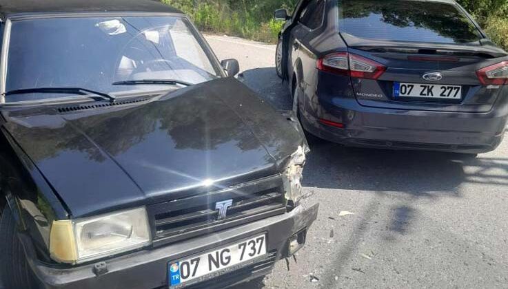 Antalya’da iki otomobil çarpıştı: 1 yaralı