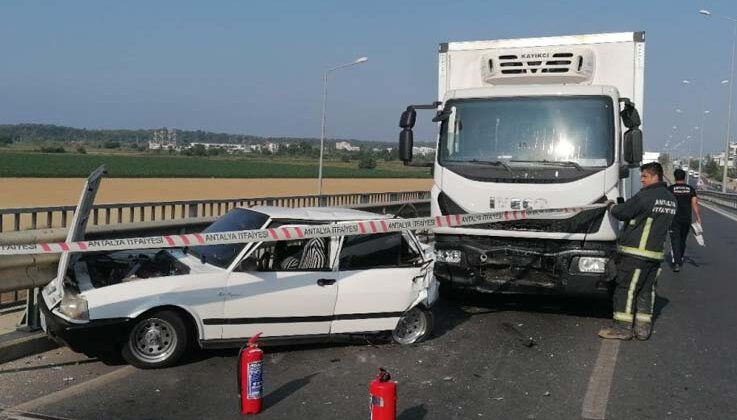 Kamyon, çarpıp sürüklediği otomobili bariyerlerle arasına sıkıştırdı: 5 yaralı