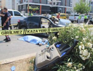 Antalya’da kontrolden çıkan otomobil karşı şeritteki otomobille çarpıştı: 2 ölü, 3 yaralı