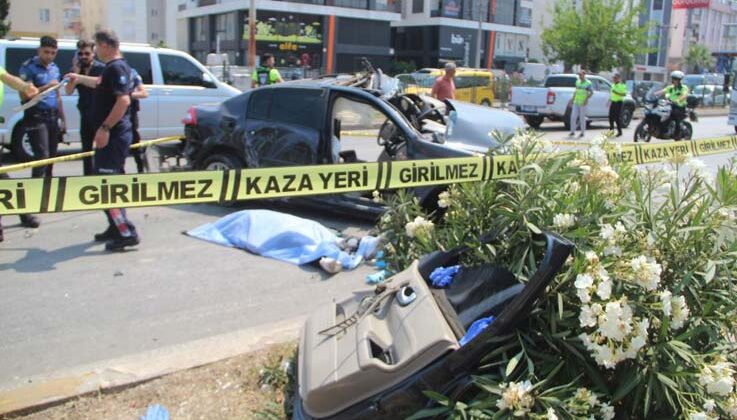 Antalya’da kontrolden çıkan otomobil karşı şeritteki otomobille çarpıştı: 2 ölü, 3 yaralı