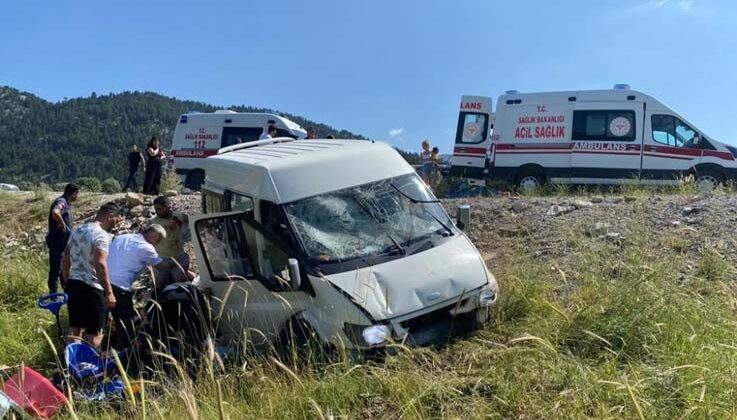 Kontrolden çıkan minibüs şarampole yuvarlandı: 7 yaralı