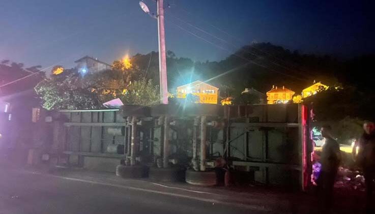 Antalya’da tır devrildi: 1 yaralı