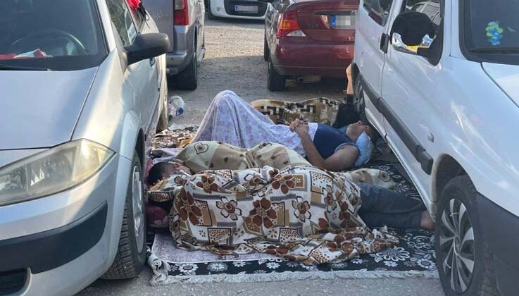 Otellerde yer bulamayan tatilciler araçlarda sabahladı, ortaya ‘pes’ dedirten görüntüler çıktı