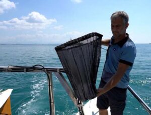 Antalya’da kıyılar, deniz süpürgesi, denetim teknesi, elektronik gemi denetim sistemiyle korunacak