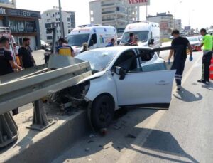 Antalya’da otomobil bariyere ok gibi saplandı: 1 ölü, 2 ağır yaralı