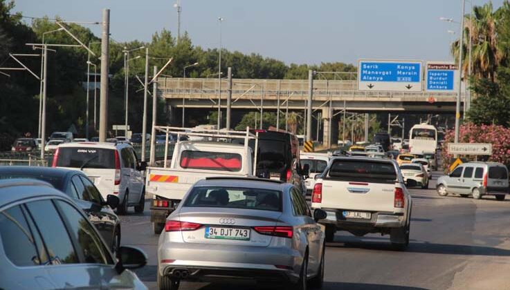 Turizm kenti Antalya’da dönüş trafiği