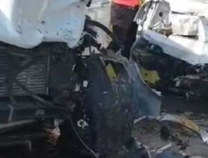 Antalya’da kamyonetle otomobil çarpıştı: 1 ölü, 1 yaralı