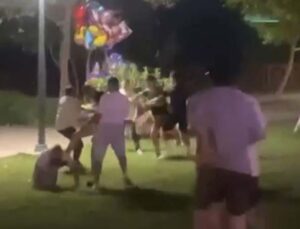 Yerdeki gencin yüzüne topa vurur gibi tekme attı