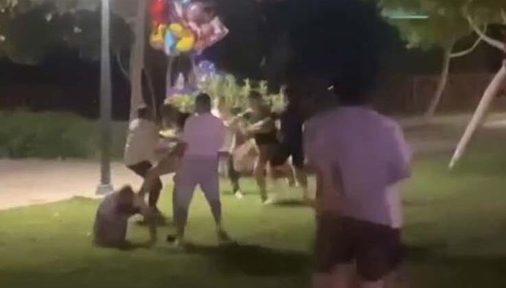 Yerdeki gencin yüzüne topa vurur gibi tekme attı