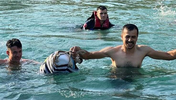 Sular yükselince adacıkta mahsur kaldılar