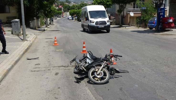 Sürücü belgesi olmayan motosikletli ‘U’ dönüşü yapan otomobile çarptı