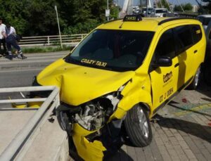 Köprü çıkışında çarpışan araçlar, korkuluğa takıldı